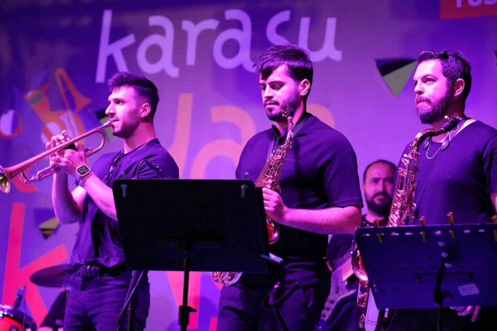 Yaz Akşamına Neşe Katan Nostalji Konseri Yapıldı