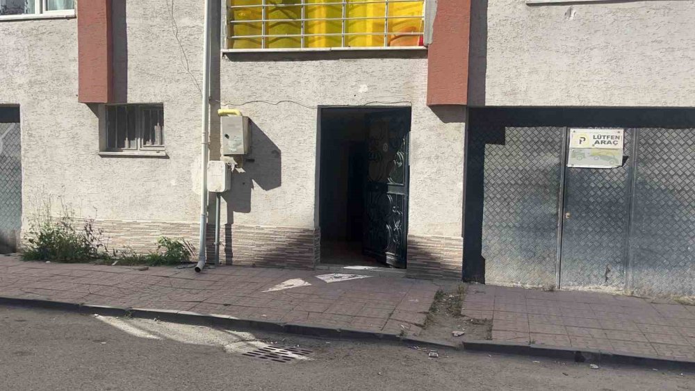 Birinci Kattan Düşen 1 Buçuk Yaşındaki Çocuk Hastaneye Kaldırıldı