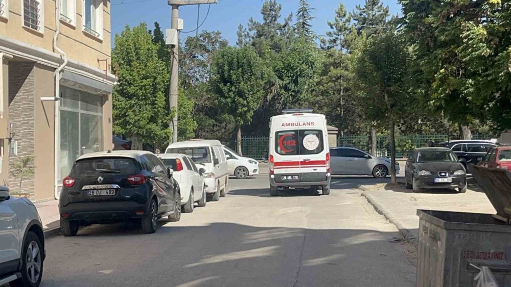 Birinci Kattan Düşen 1 Buçuk Yaşındaki Çocuk Hastaneye Kaldırıldı