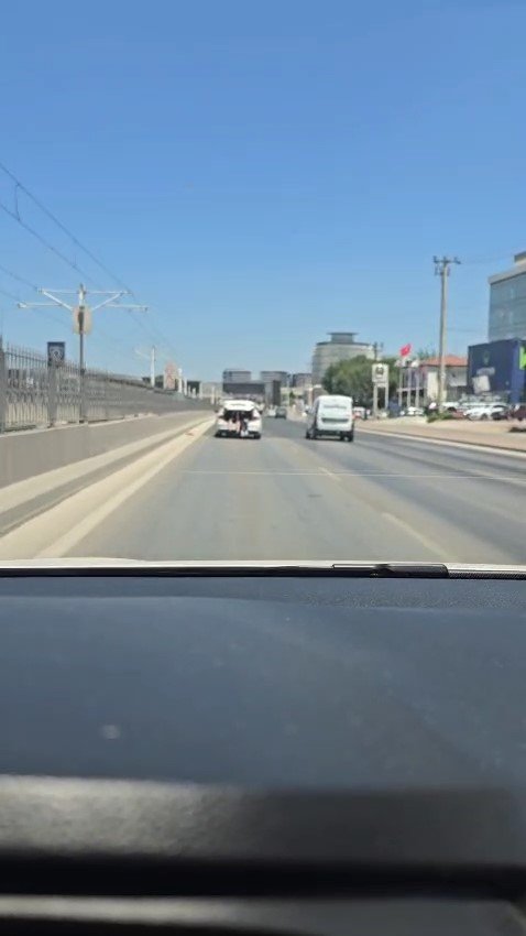 Otomobilin Bagajında Kilometrelerce Seyahat Ettiler