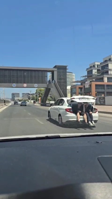 Otomobilin Bagajında Kilometrelerce Seyahat Ettiler