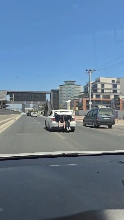 Otomobilin Bagajında Kilometrelerce Seyahat Ettiler