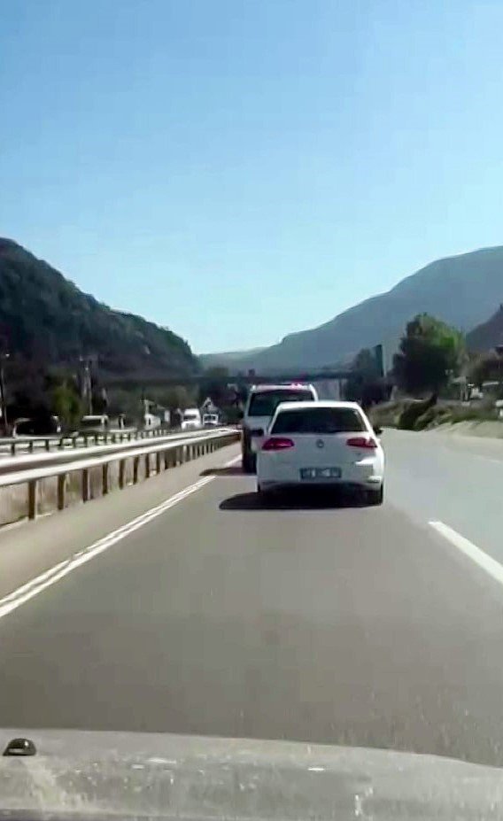 Sirenleri Umursamayıp, Orman Yangına Giden Ekibe Yol Vermeyen Sürücüye Ceza Kesildi