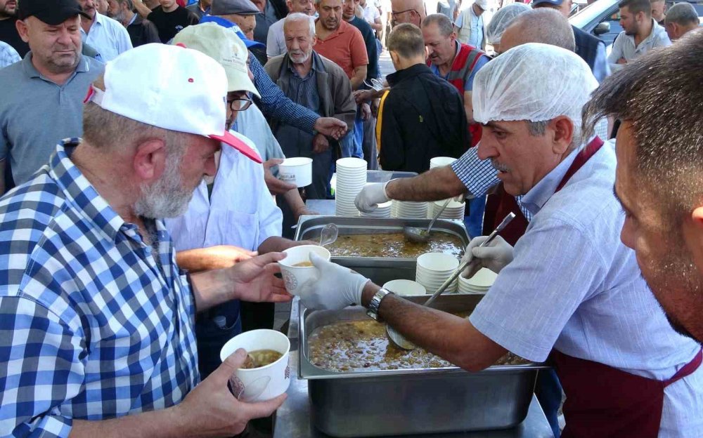 Asırlık Vakıf Geleneği Sürdürülüyor, Binlerce Vatandaşa Aşure İkramı