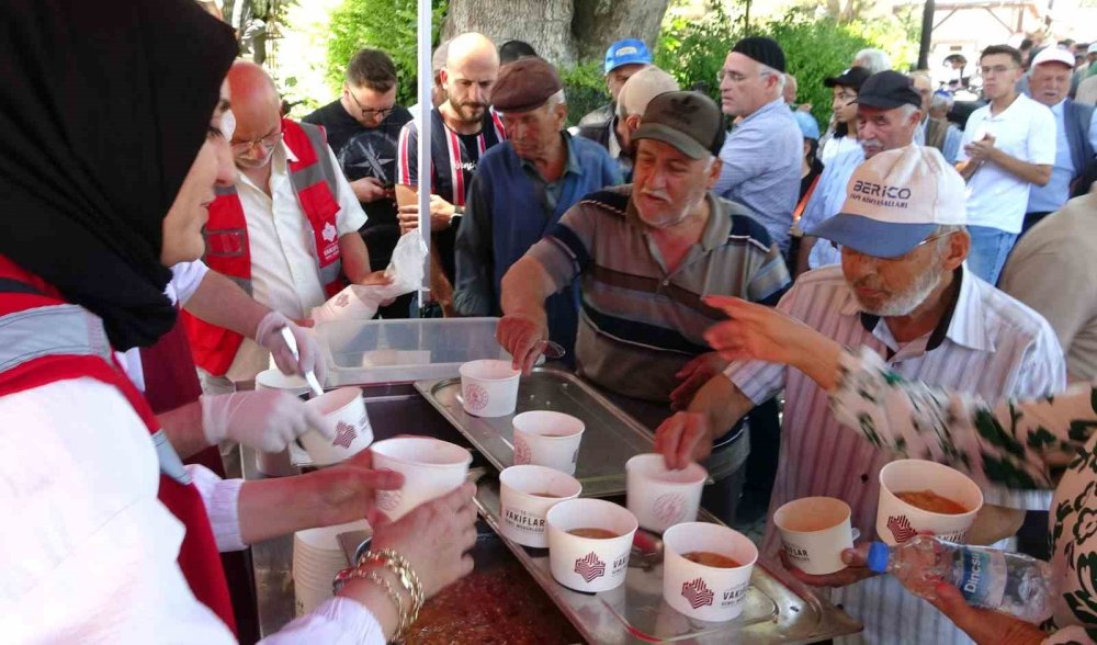 Asırlık Vakıf Geleneği Sürdürülüyor, Binlerce Vatandaşa Aşure İkramı