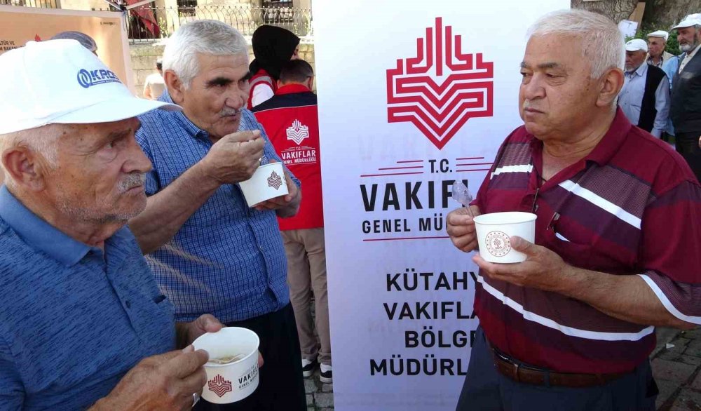 Asırlık Vakıf Geleneği Sürdürülüyor, Binlerce Vatandaşa Aşure İkramı