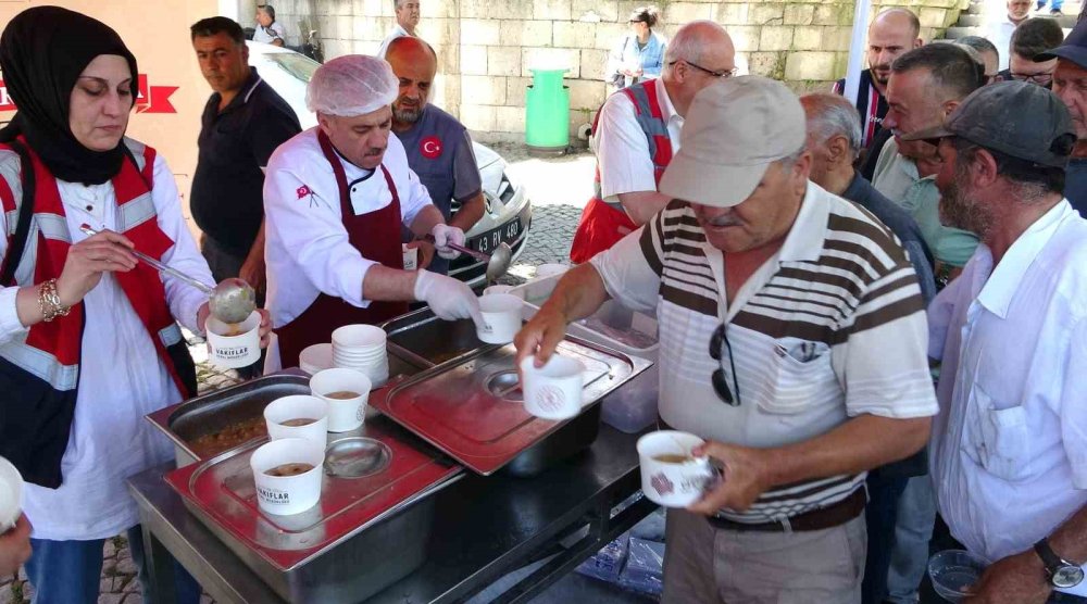 Asırlık Vakıf Geleneği Sürdürülüyor, Binlerce Vatandaşa Aşure İkramı