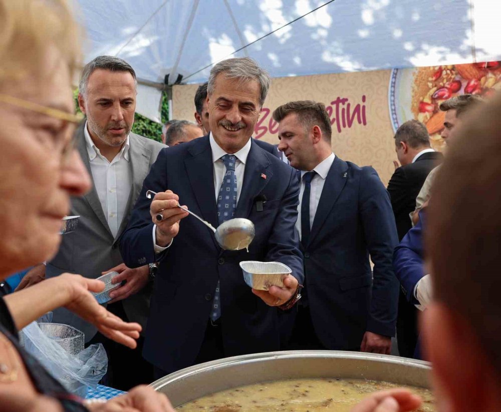 Binlerce Kişiye Aşure Bereketini Ulaştırdılar