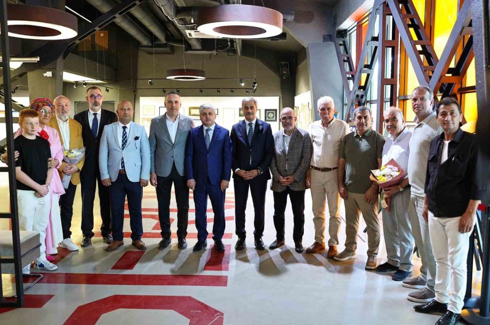 Sanatçıladan Şölen Gibi Sergi