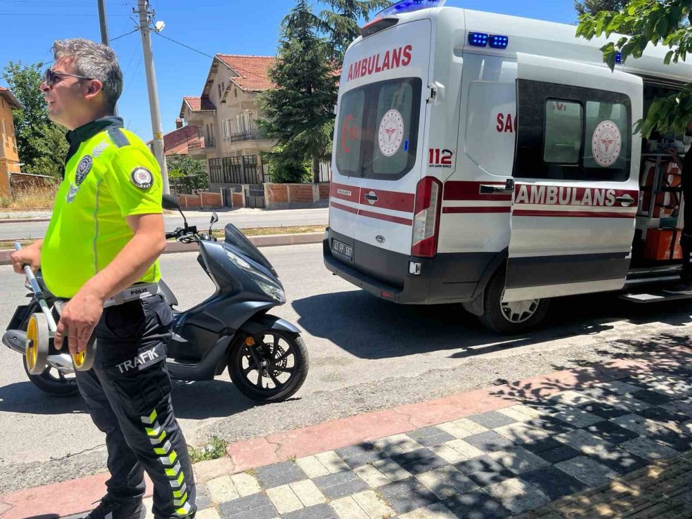Motosiklet İle Bisiklet Çarpıştı: 3 Yaralı