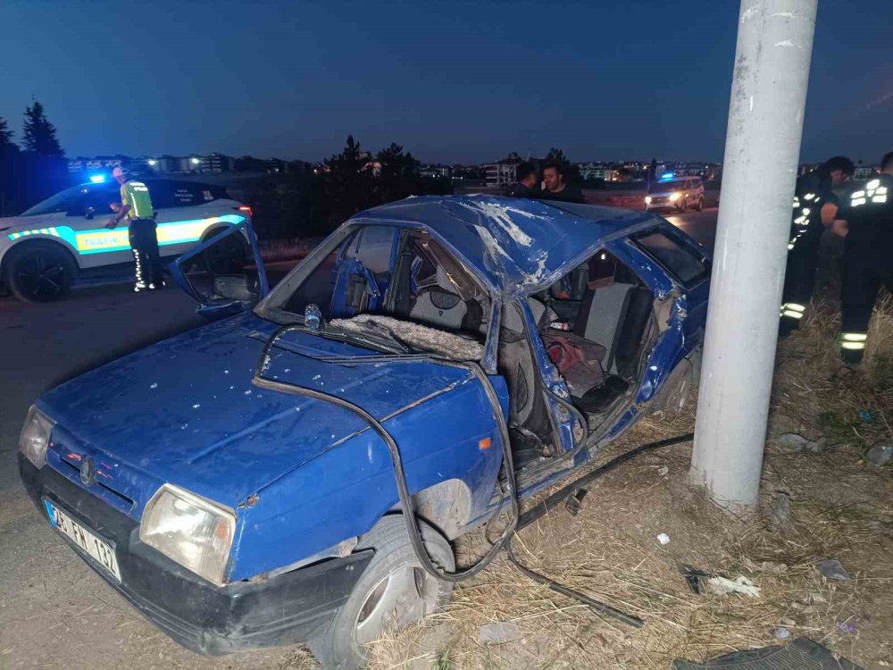 Otomobil Aydınlatma Direğine Çarpıp Takla Attı