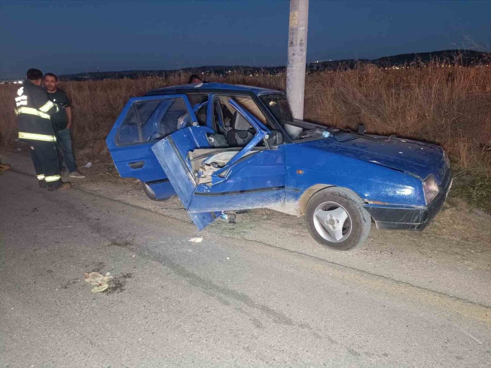 Otomobil Aydınlatma Direğine Çarpıp Takla Attı