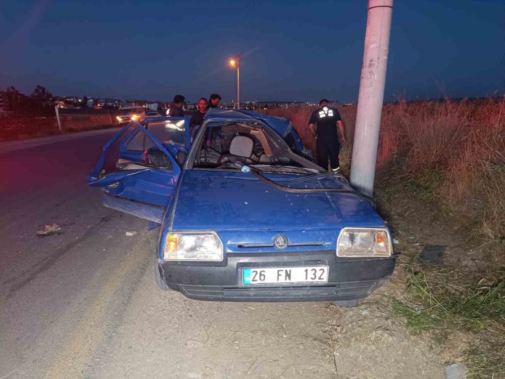Otomobil Aydınlatma Direğine Çarpıp Takla Attı