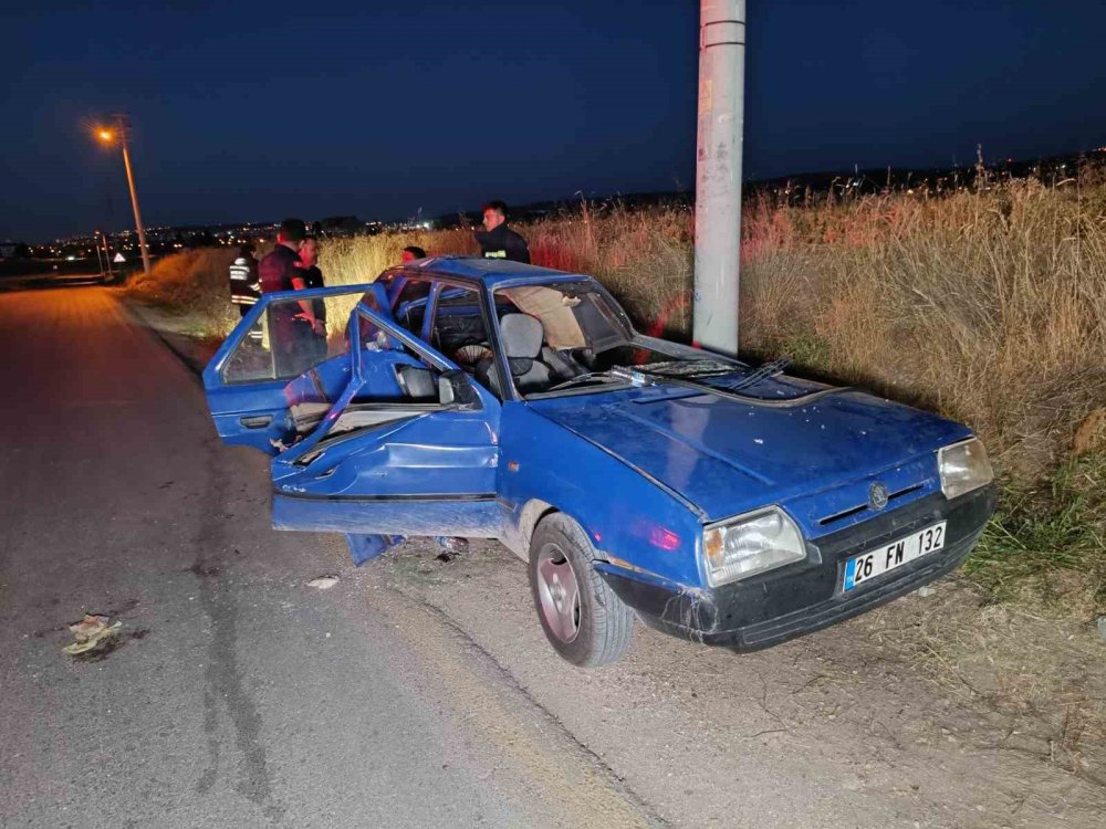 Otomobil Aydınlatma Direğine Çarpıp Takla Attı