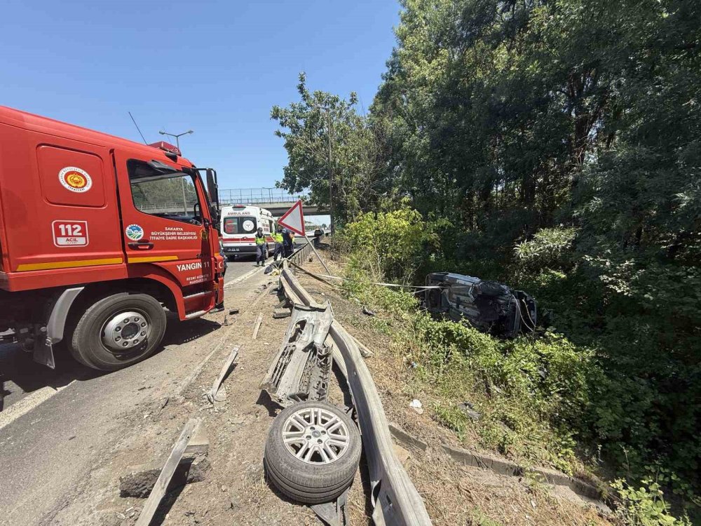 Otoyolda Kontrolden Çıkan Hafif Ticari Araç Şarampole Devrildi