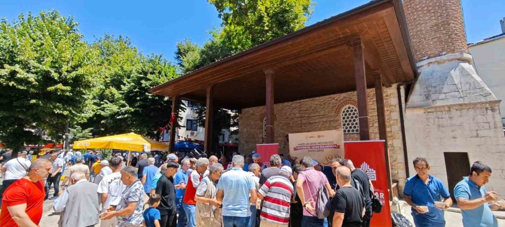 Vakıf Camilerinde Aşure İkramı