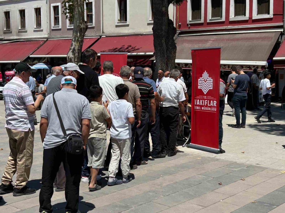 Vakıf Camilerinde Aşure İkramı