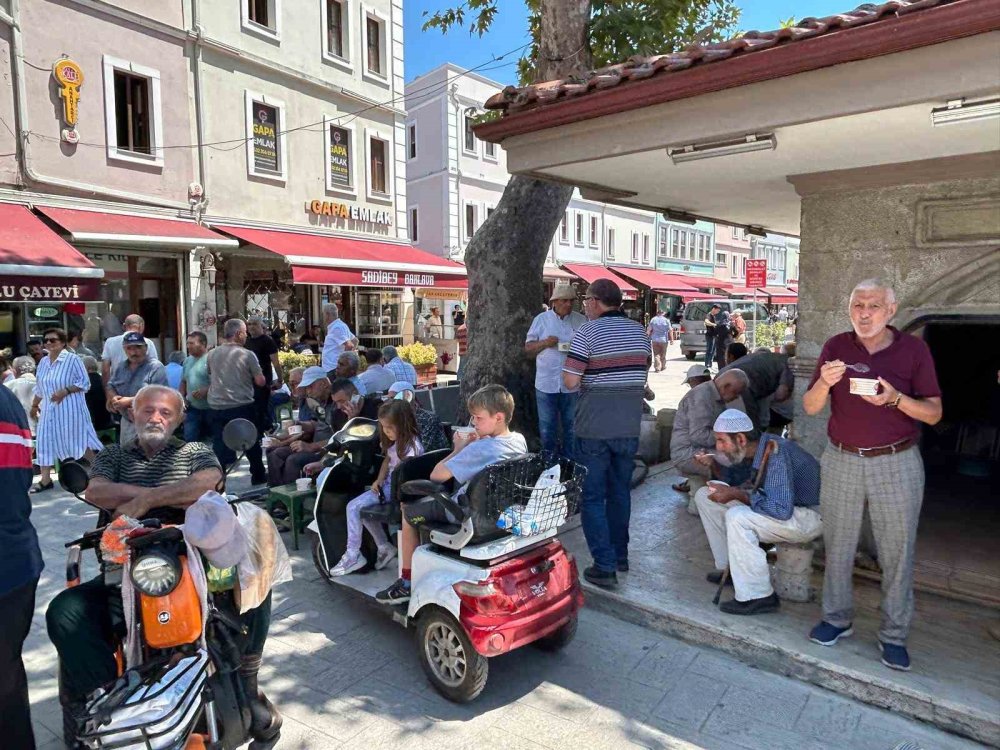 Vakıf Camilerinde Aşure İkramı