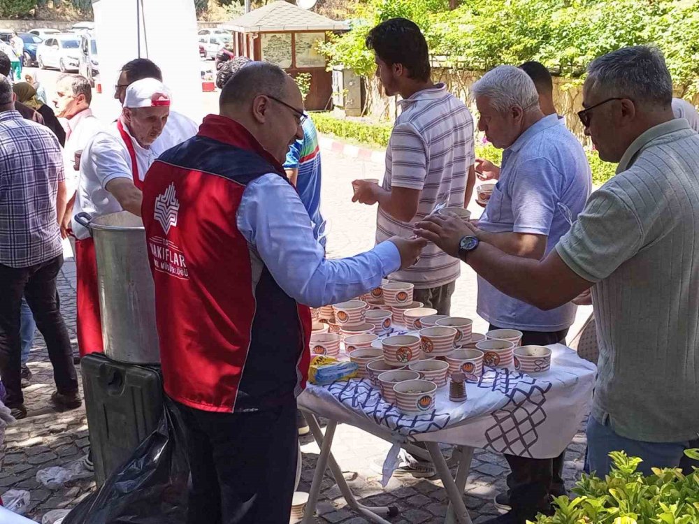 Vakıf Camilerinde Aşure İkramı