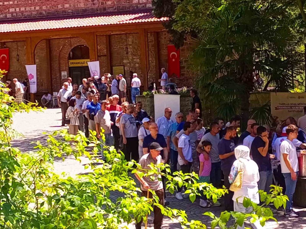 Vakıf Camilerinde Aşure İkramı