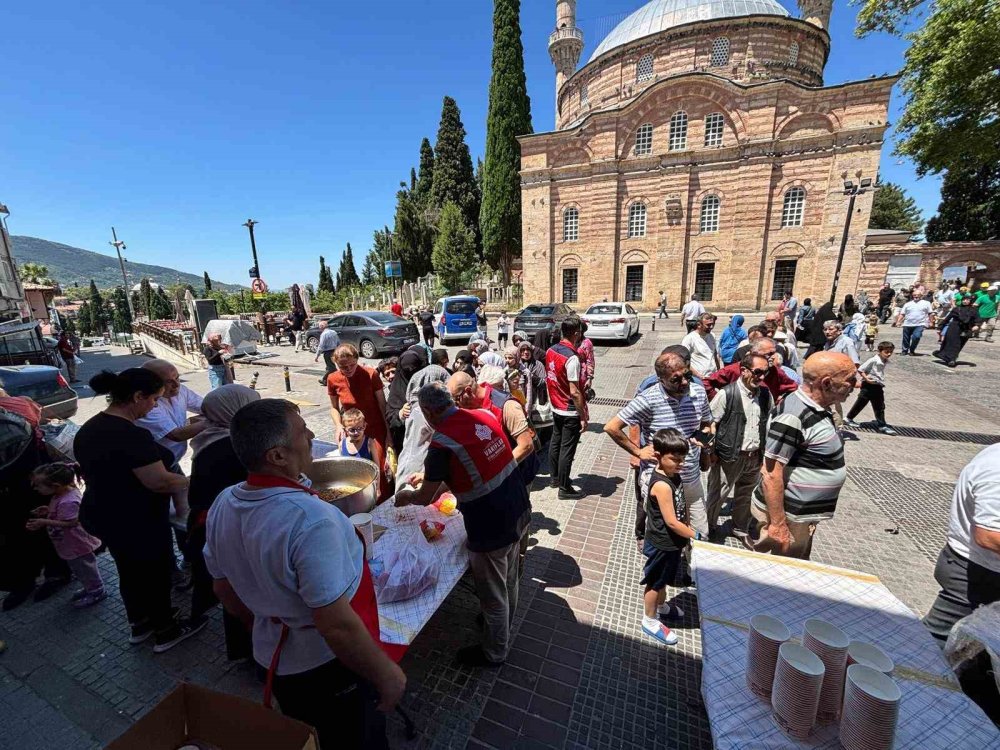 Vakıf Camilerinde Aşure İkramı