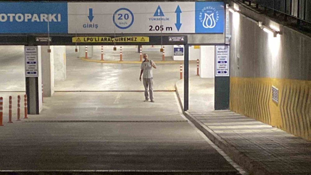 Çocukların Otopark Görevlisi Yaşlı Adam İle Tepki Oyunu Tepki Çekti