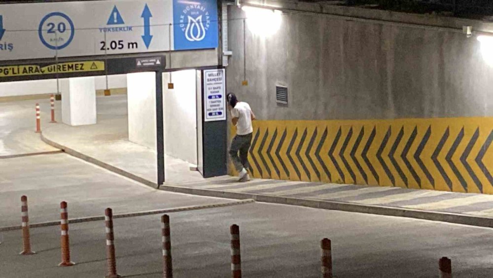 Çocukların Otopark Görevlisi Yaşlı Adam İle Tepki Oyunu Tepki Çekti
