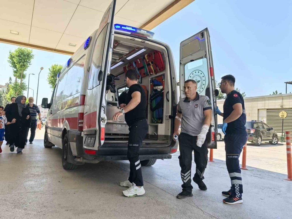 Kamyon İle Otomobil Kafa Kafaya Çarpıştı