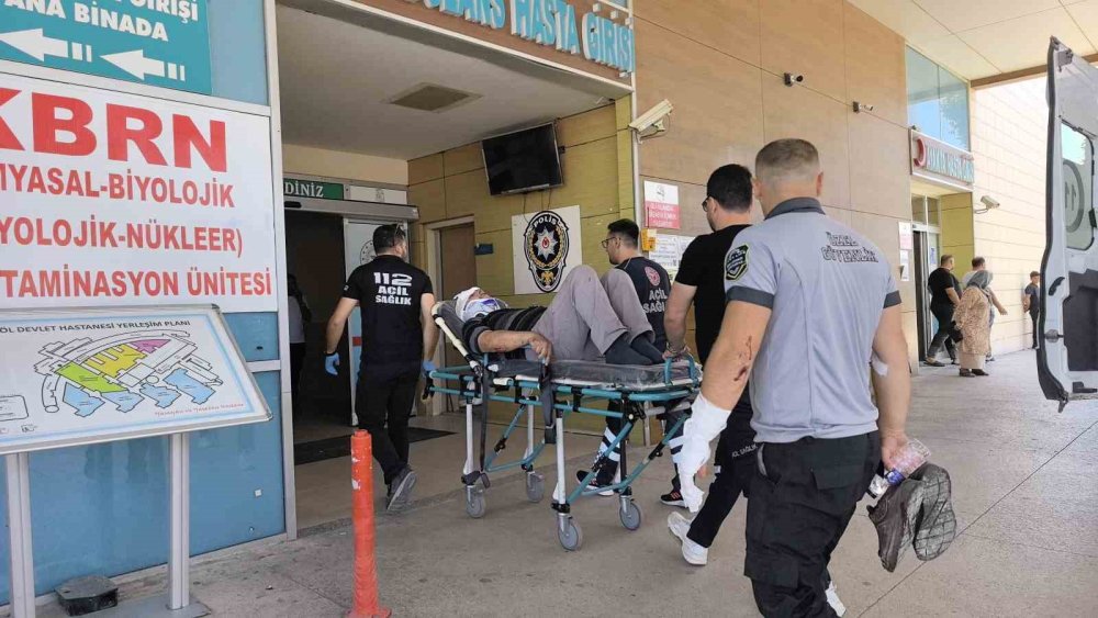 Kamyon İle Otomobil Kafa Kafaya Çarpıştı