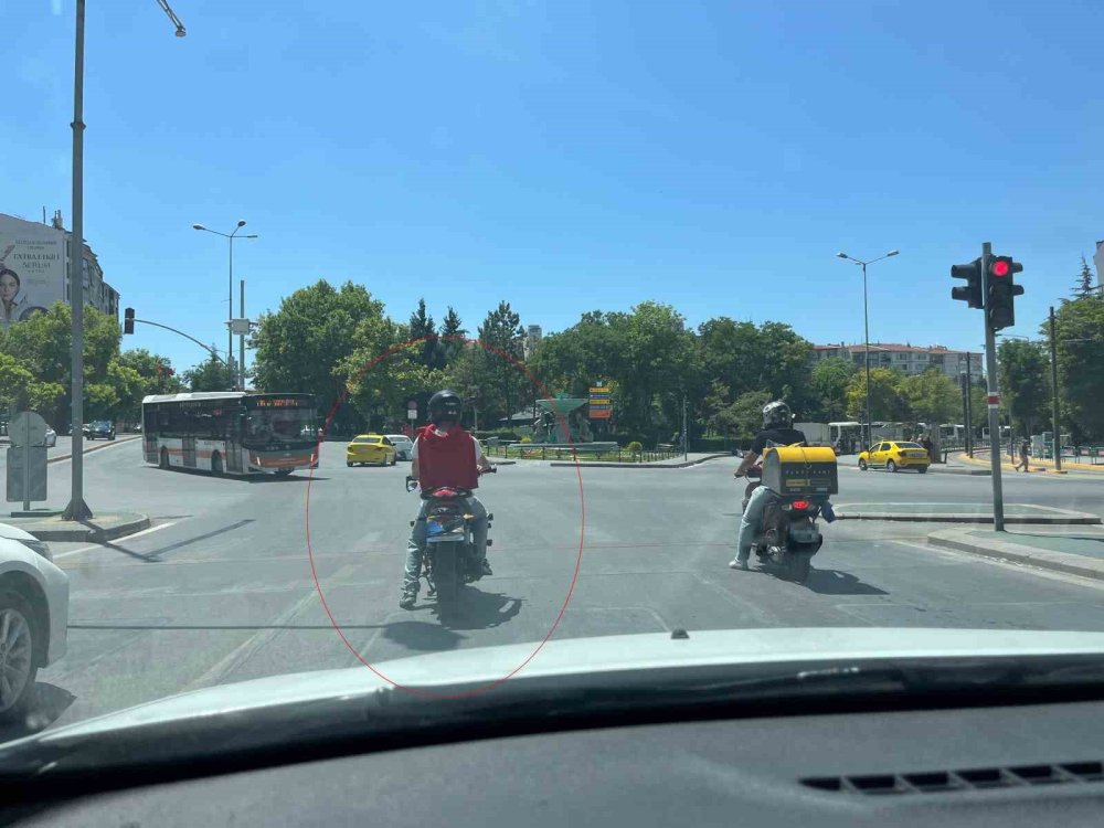 Plakasını Bez İle Gizleyen Motosiklet Sürücüsü Kırmızı Işıkta Geçti