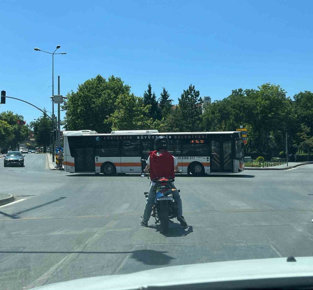 Plakasını Bez İle Gizleyen Motosiklet Sürücüsü Kırmızı Işıkta Geçti