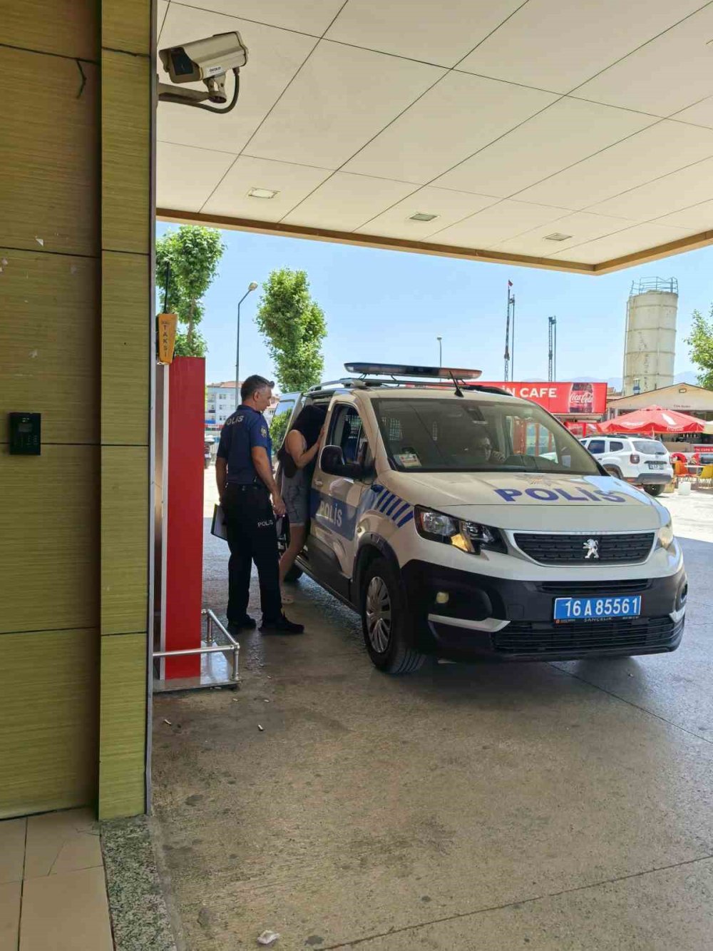 Genç Kızlar Arasında Bıçaklı Kavga: 1 Yaralı