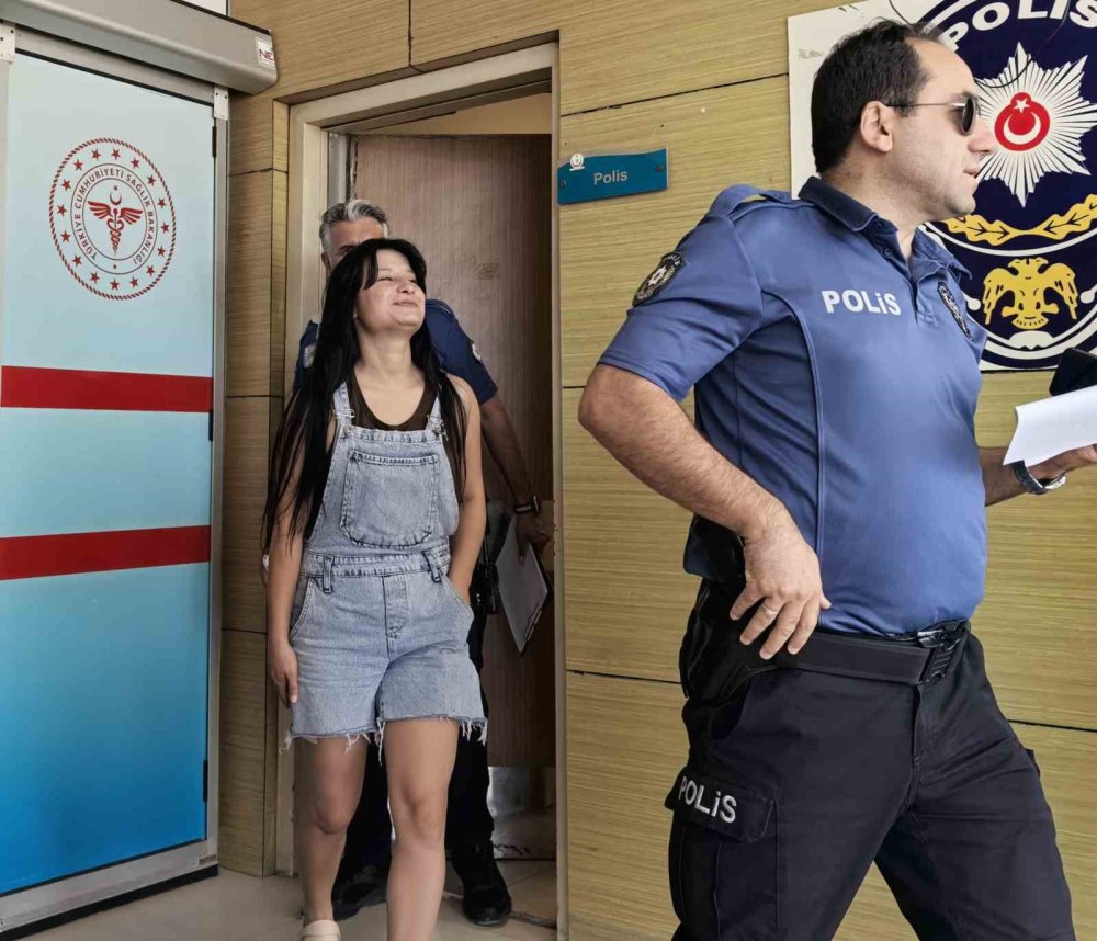 Genç Kızlar Arasında Bıçaklı Kavga: 1 Yaralı