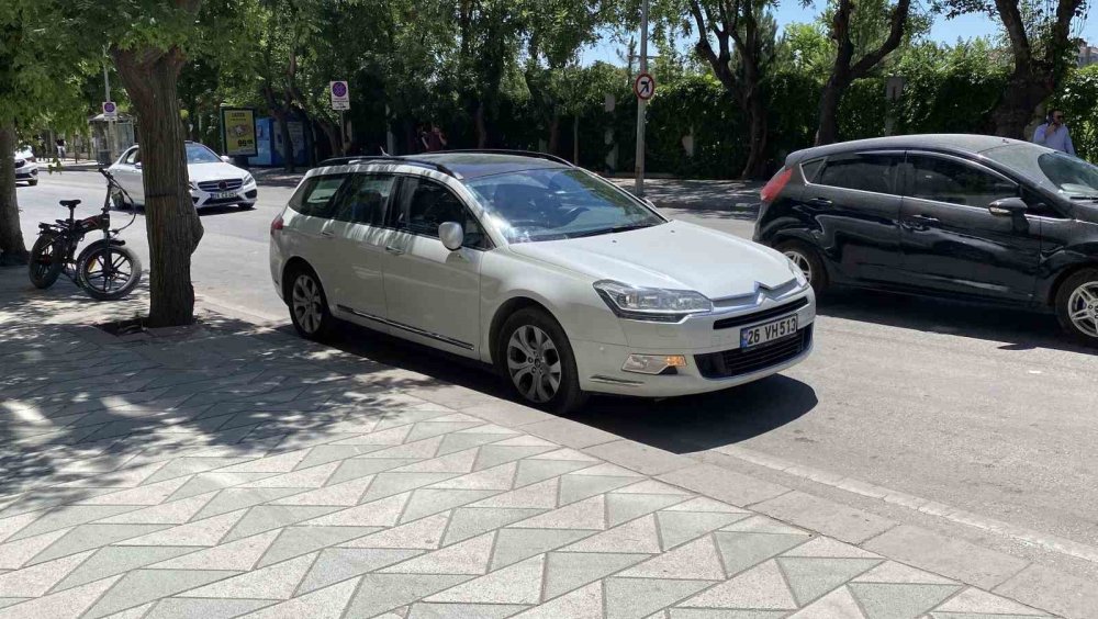 Sebep Olduğu Kazanın Ardından Hiçbir Şey Olmamış Gibi Yoluna Devam Etti