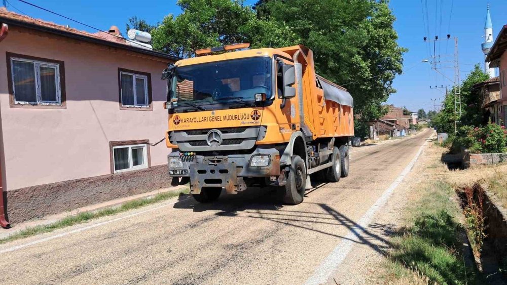Eriyen Asfalta Karşı Karayollarında Kumlama Çalışması Yapıldı