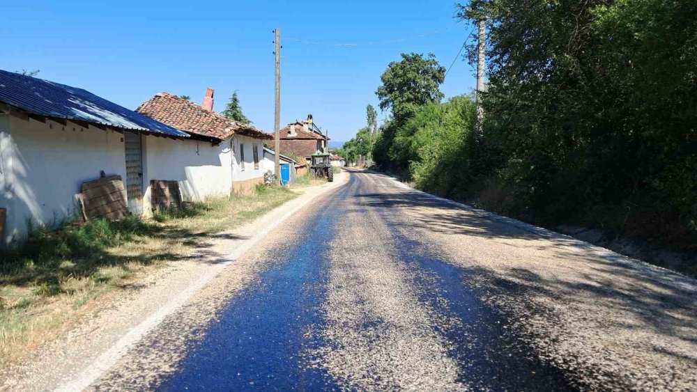 Eriyen Asfalta Karşı Karayollarında Kumlama Çalışması Yapıldı