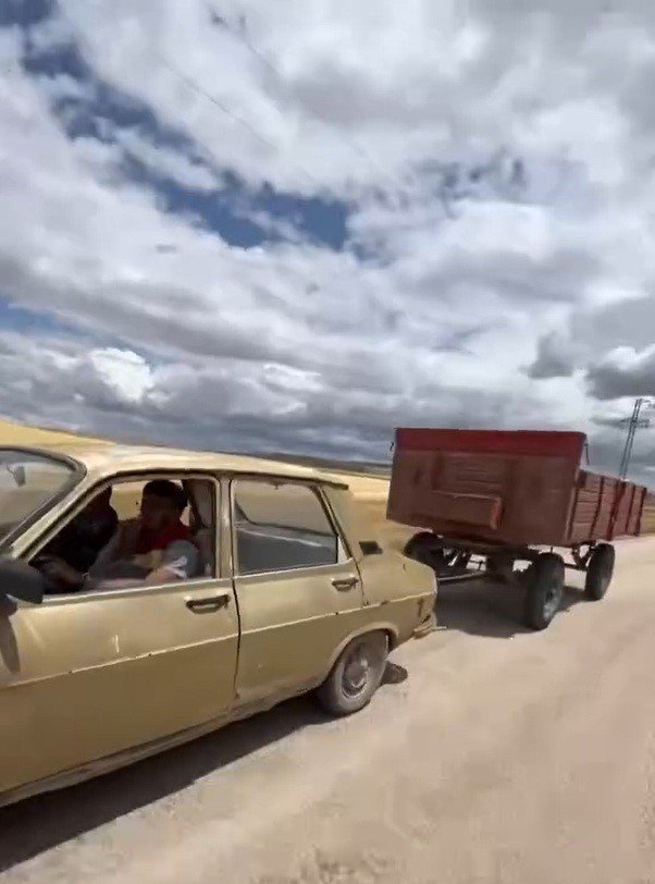 Otomobile Gelişigüzel Bağlanan Traktör Römorku Trafiği Tehlikeye Düşürdü