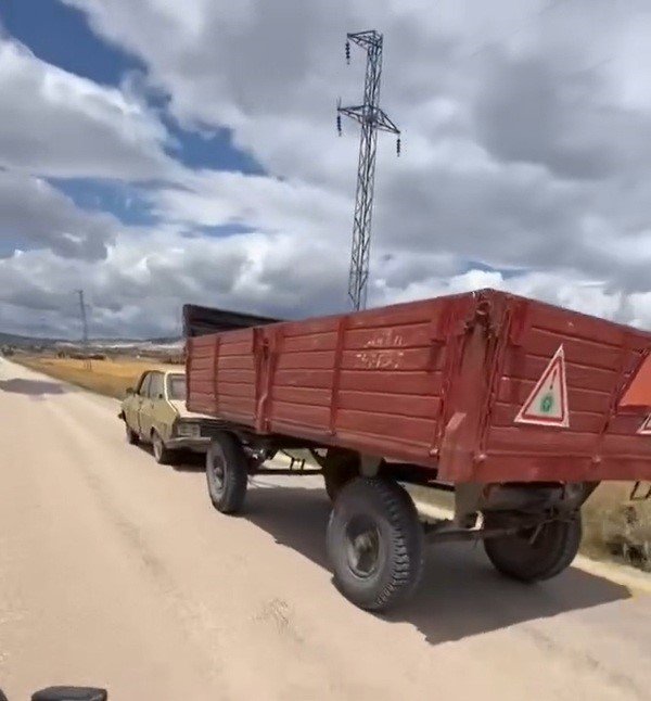 Otomobile Gelişigüzel Bağlanan Traktör Römorku Trafiği Tehlikeye Düşürdü