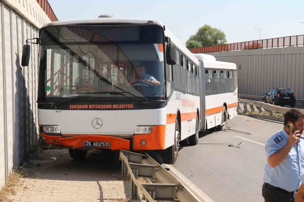 Üniversiteye Giden Belediye Otobüsü Bariyerlere Çıktı, Facia Kıl Payı İle Atlatıldı