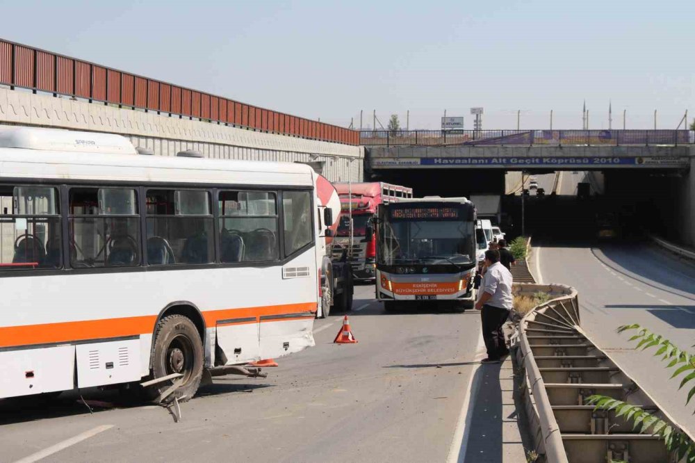 Üniversiteye Giden Belediye Otobüsü Bariyerlere Çıktı, Facia Kıl Payı İle Atlatıldı