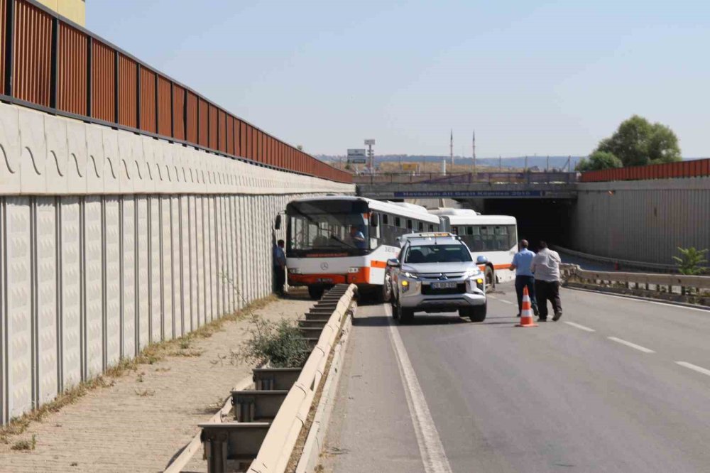 Üniversiteye Giden Belediye Otobüsü Bariyerlere Çıktı, Facia Kıl Payı İle Atlatıldı