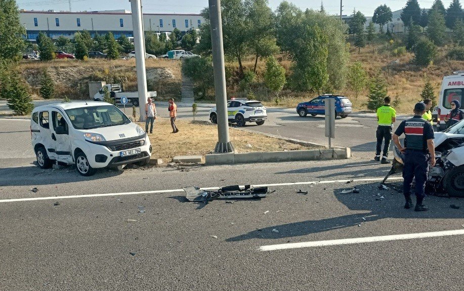 Hafif Ticari Araçlar Çarpıştı: 4 Yaralı