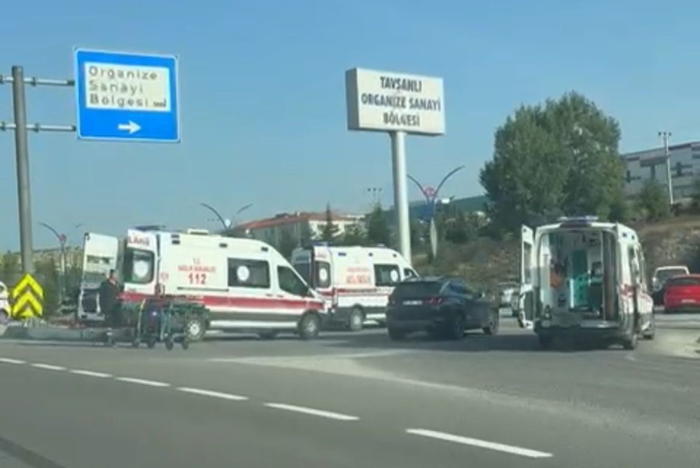 Hafif Ticari Araçlar Çarpıştı: 4 Yaralı