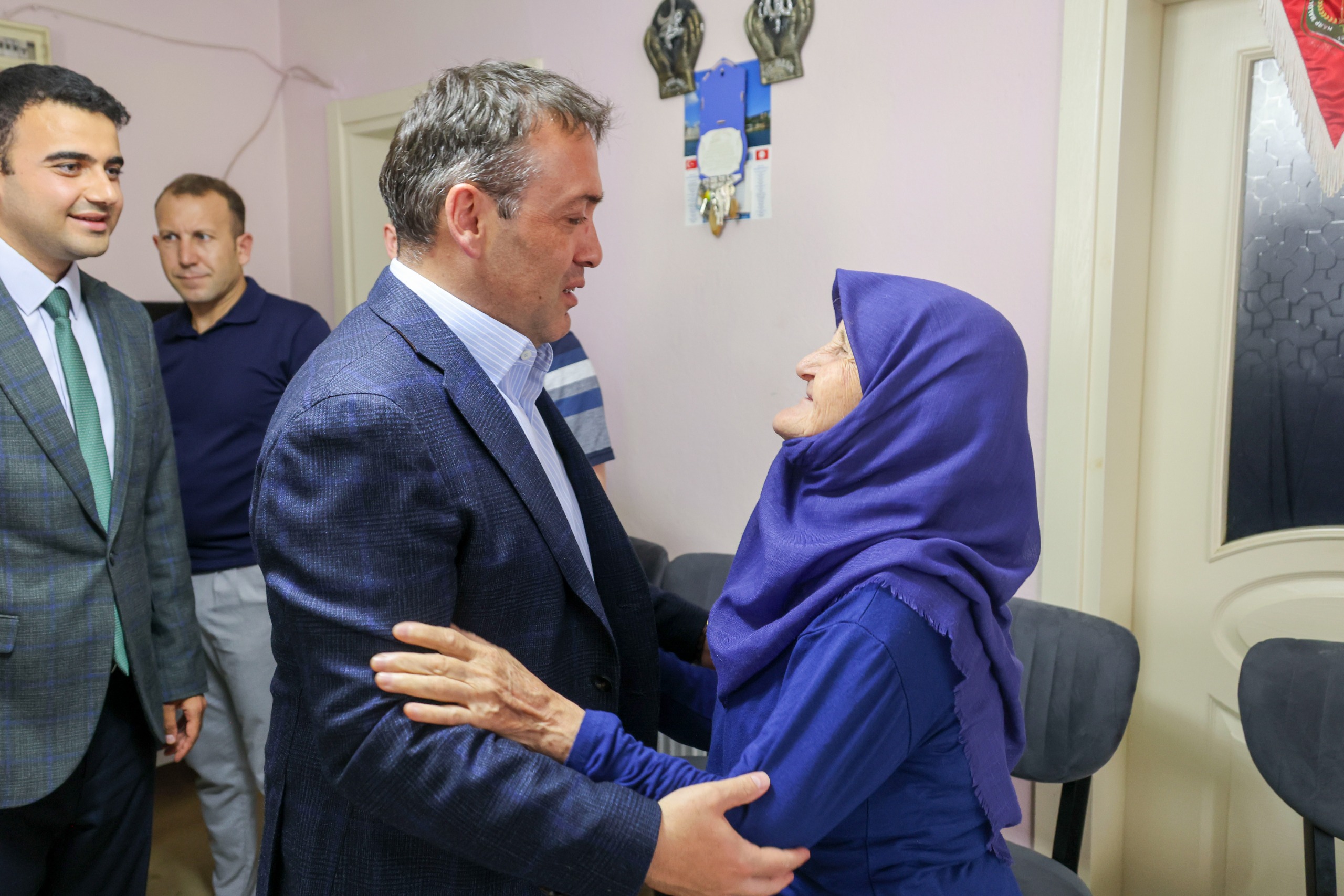 vali-sozerden-anlamli-ziyaret.jpg