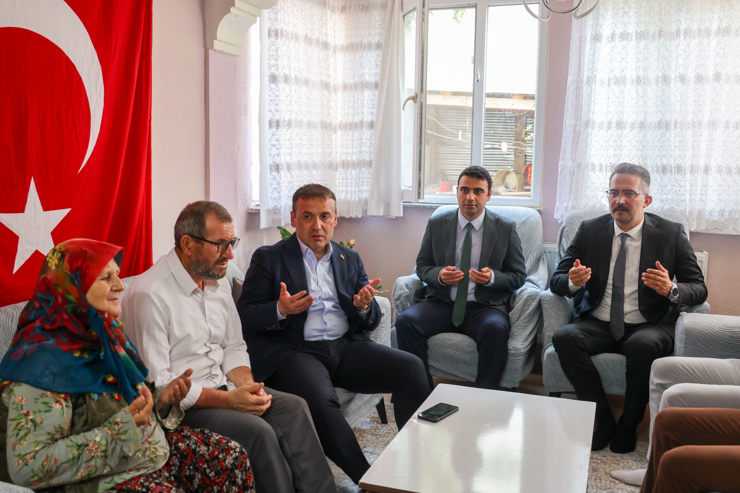 vali-sozerden-anlamli-ziyaret1.jpg