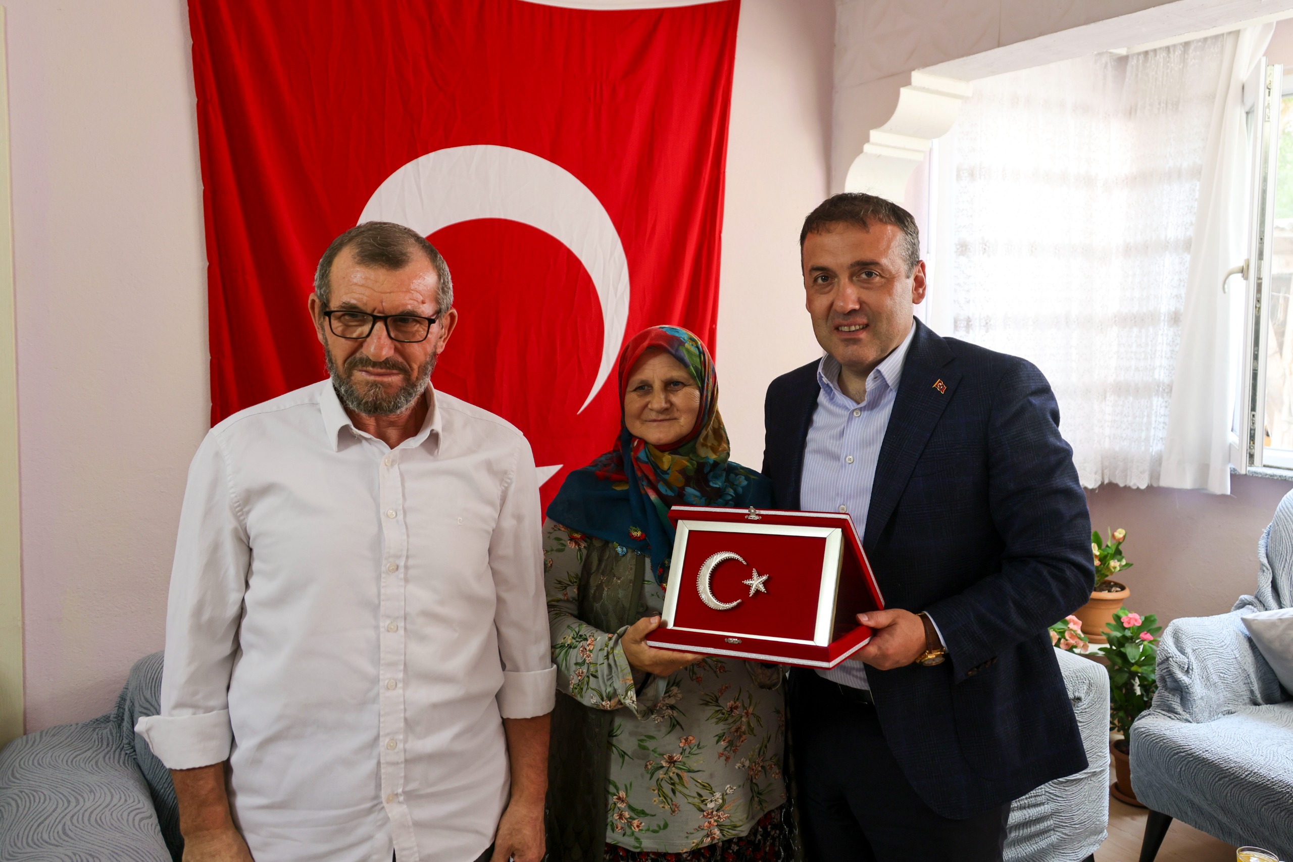 vali-sozerden-anlamli-ziyaret2.jpg