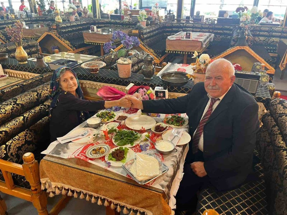 54 Yıldır Bütün Zorlukları El Ele Atlatıp Aşklarını İlk Günkü Gibi Yaşıyorlar