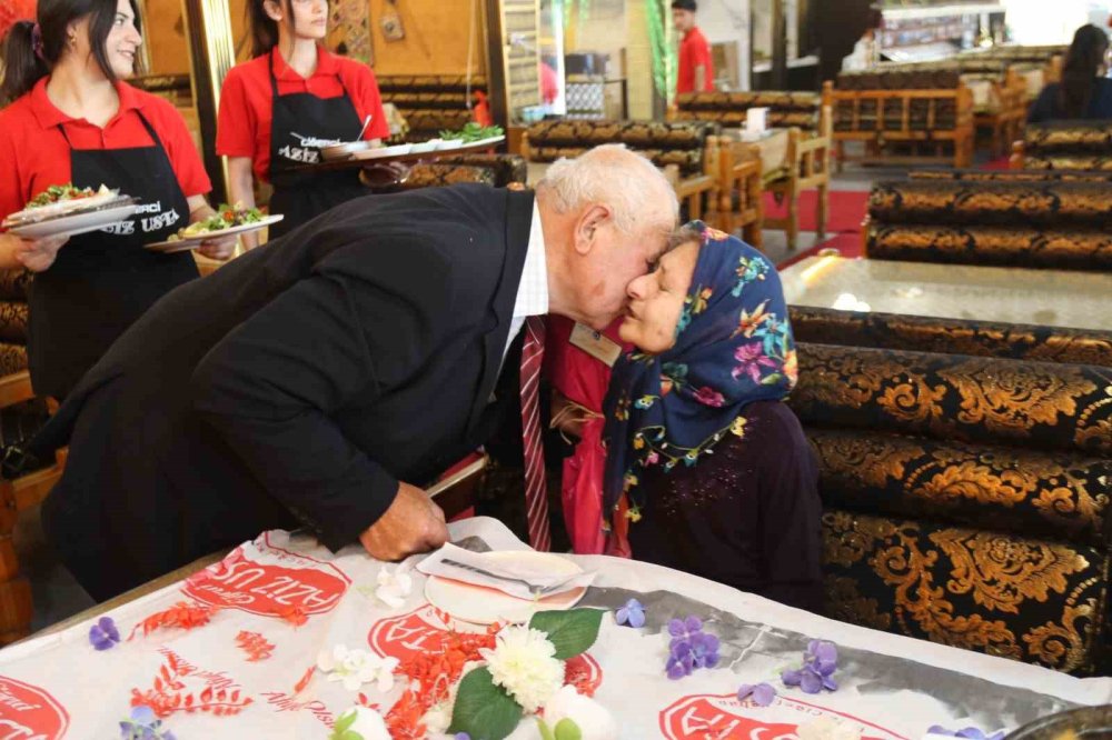 54 Yıldır Bütün Zorlukları El Ele Atlatıp Aşklarını İlk Günkü Gibi Yaşıyorlar