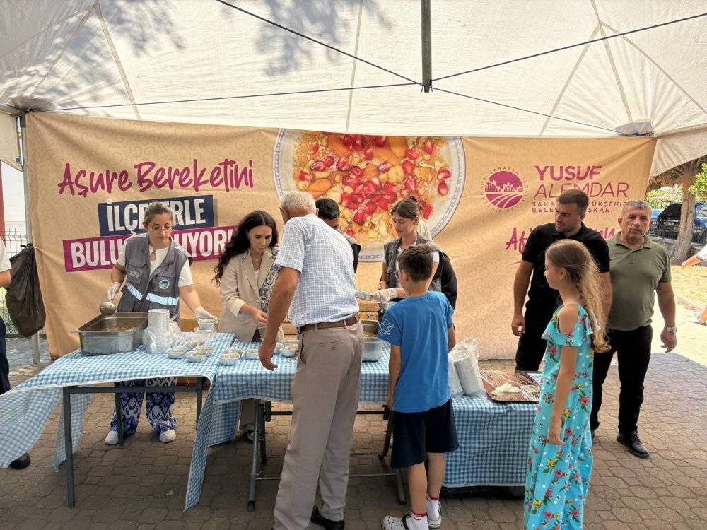 Binlerce Kişi Aşureyi Tattı, Hem Diller Hem De Gönüller Lezzet Buldu