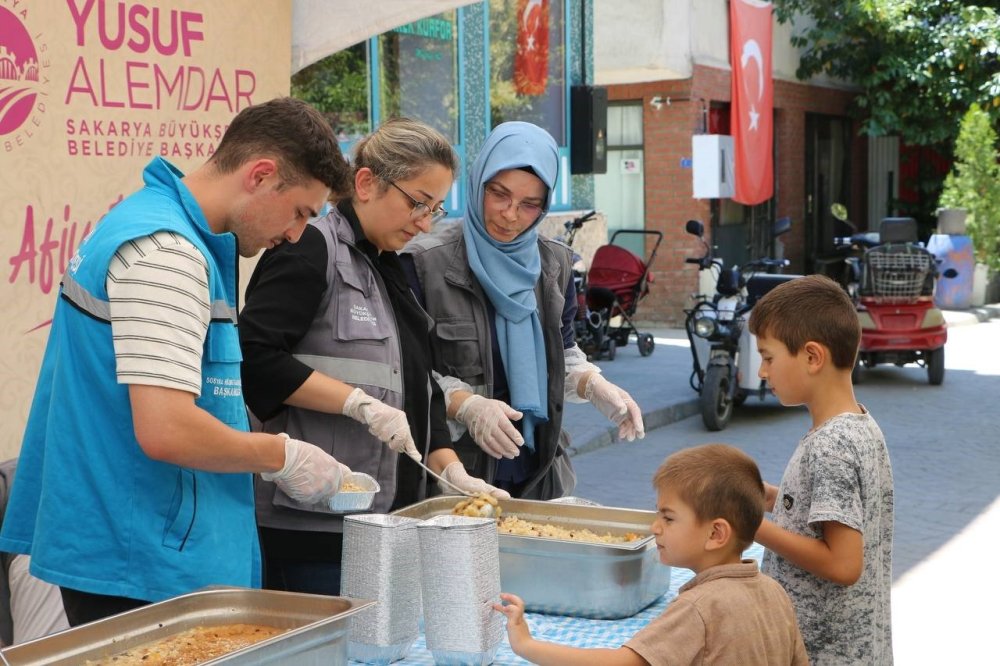 Binlerce Kişi Aşureyi Tattı, Hem Diller Hem De Gönüller Lezzet Buldu